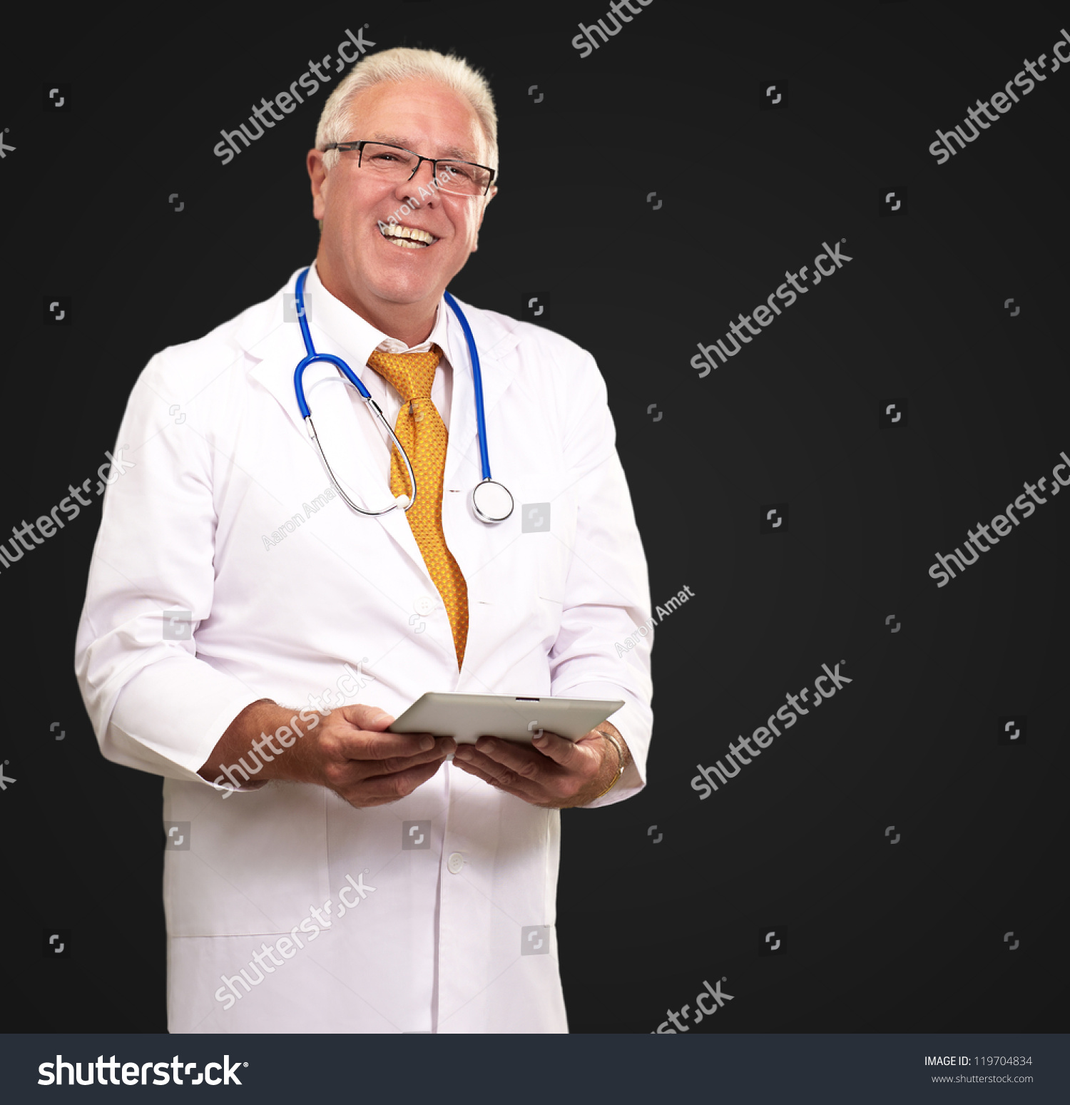 男医生控股的画像在黑色背景选项卡