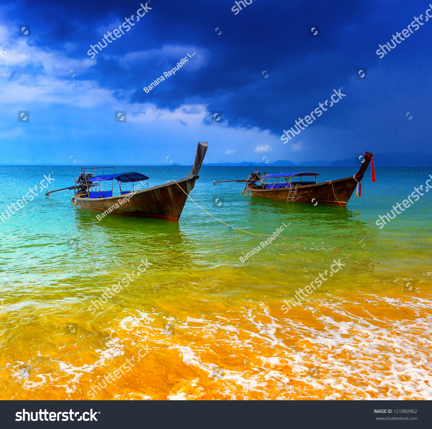 泰国海洋景观.异国情调的海滩视图和传统的船图片