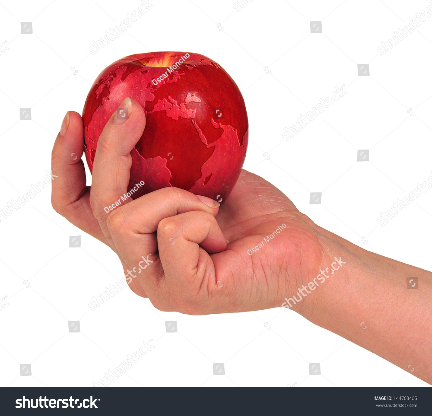女人的手拿着一个红苹果的世界地图-符号\/标