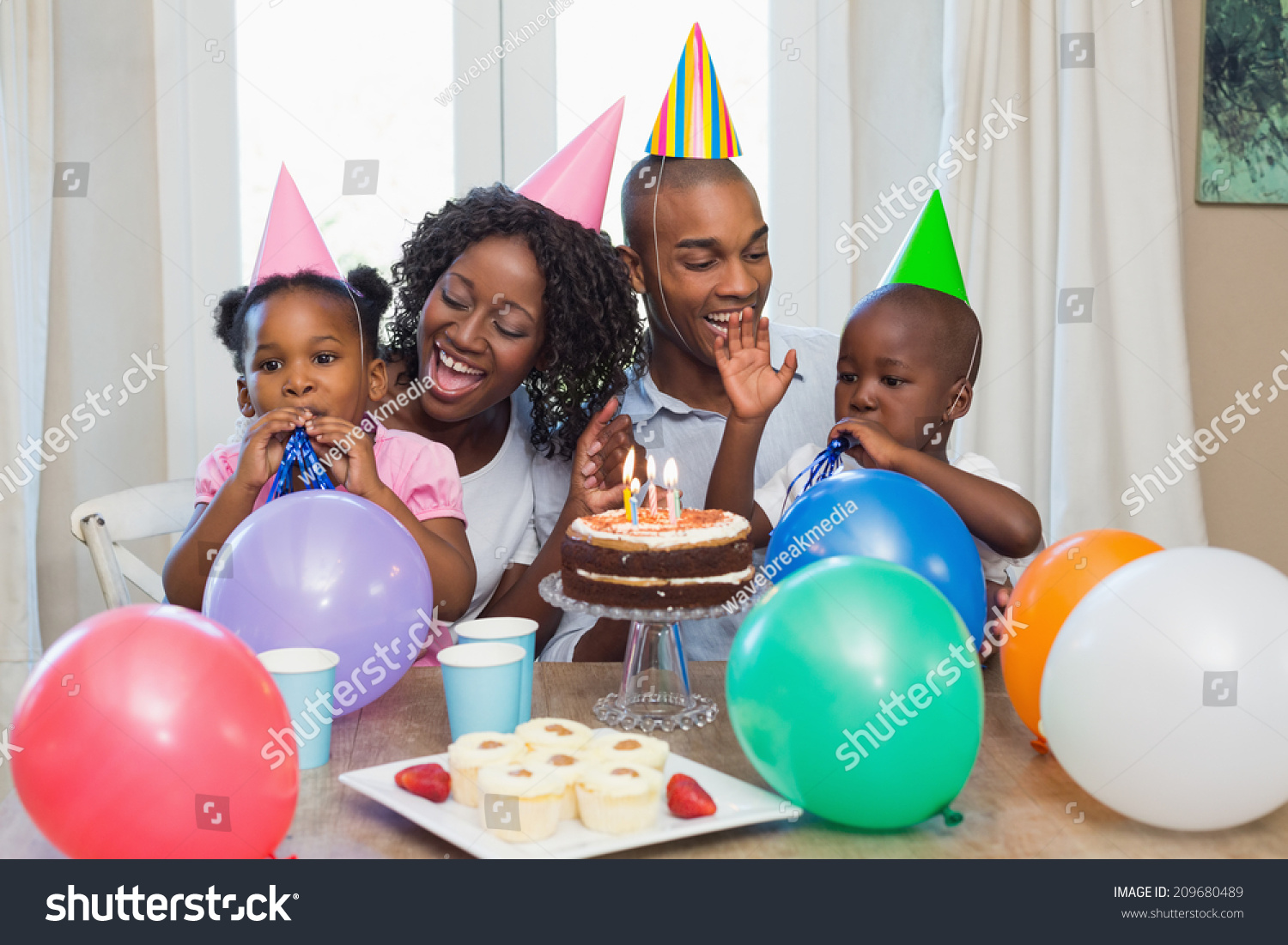 幸福的家庭在厨房里的家里庆祝生日