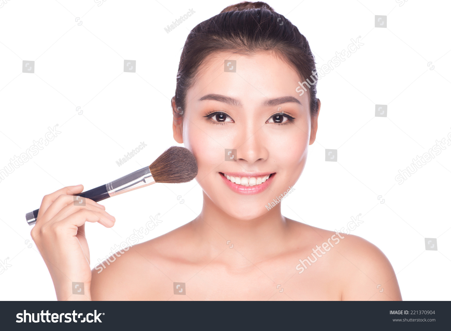 特写镜头应用干的女人肖像化妆品色调基础使用