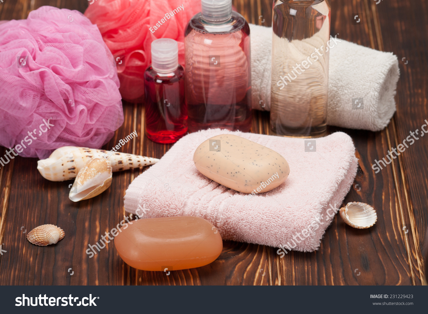 水疗设备。洗发水、肥皂、身体乳液。毛巾。木