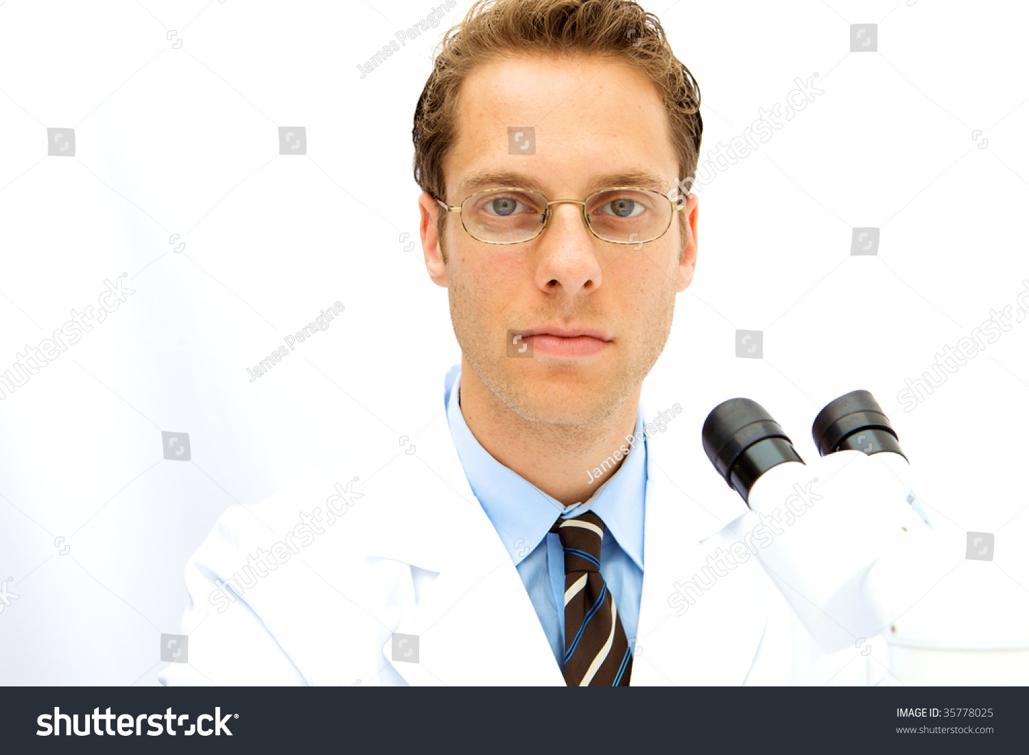 一个戴眼镜的男科学家在实验室工作-医疗,人物-海洛创意(hellorf)