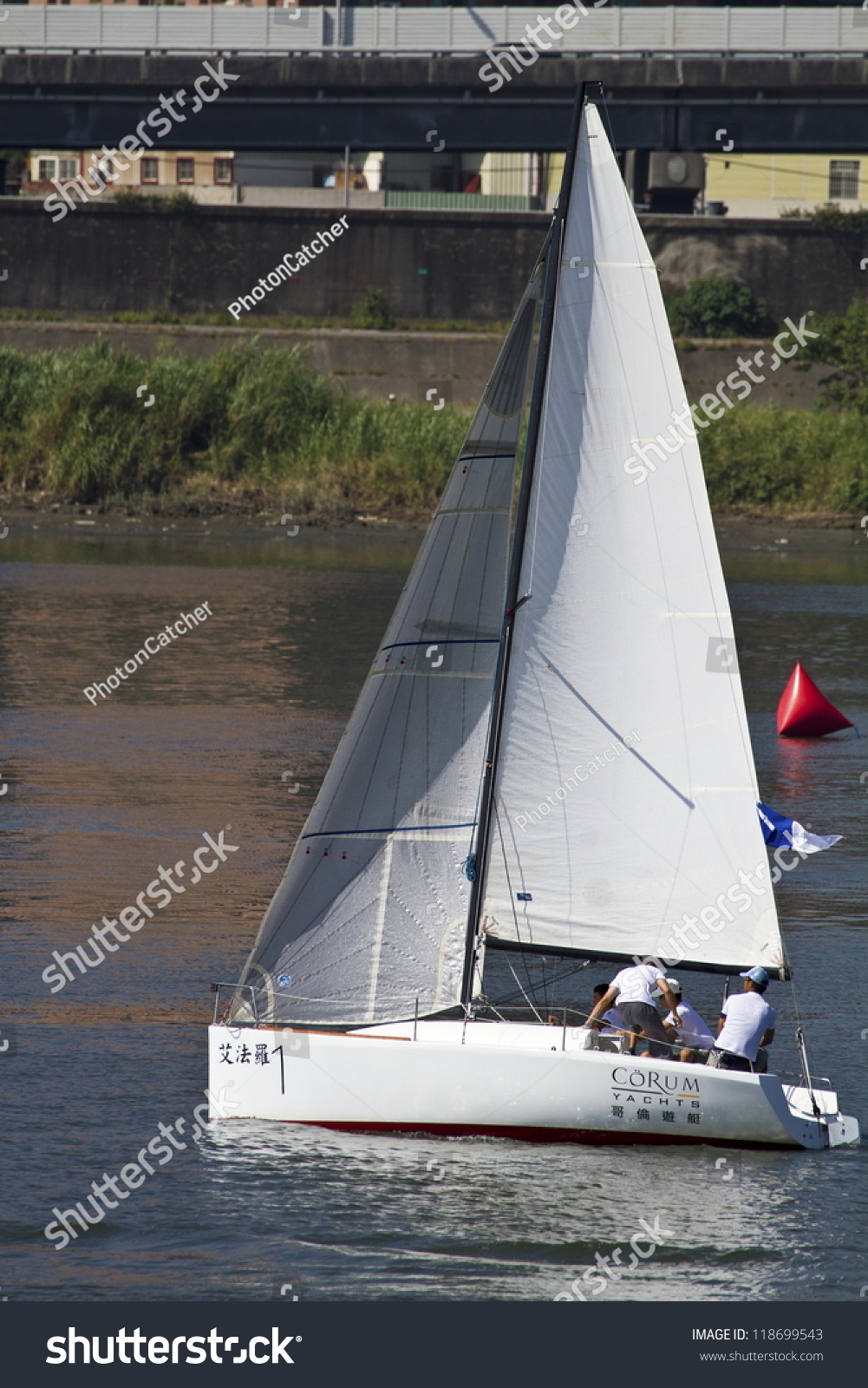 2012年台北,台湾11月10日:龙骨船航行在河2012年台北龙骨船竞争da