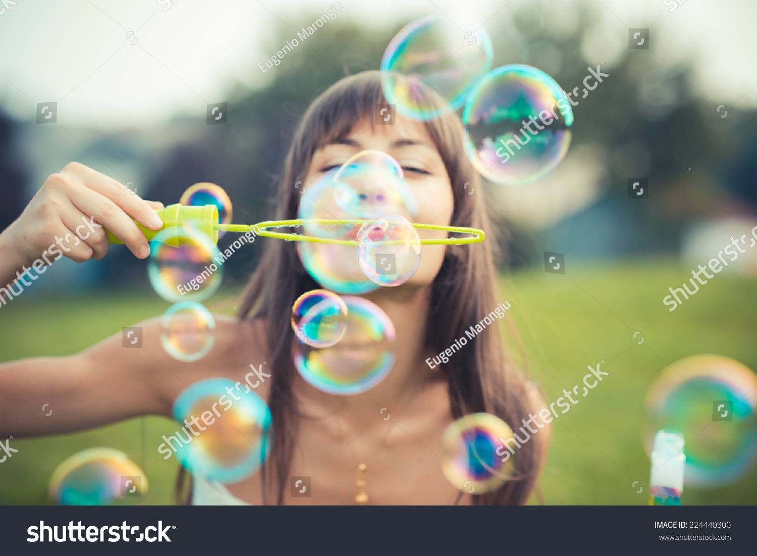 美丽的年轻女子,白色的裙子吹泡泡-人物-海洛创意(hellorf)