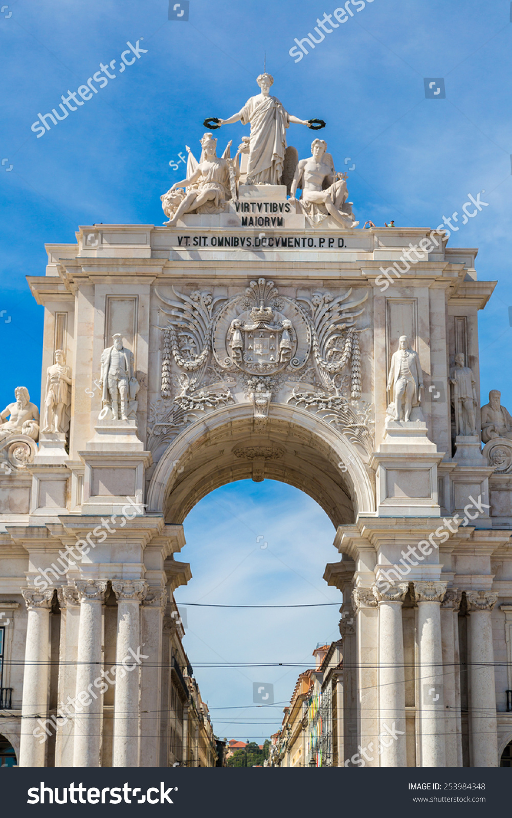 奥古斯塔凯旋拱门在里斯本在一个美丽的夏日