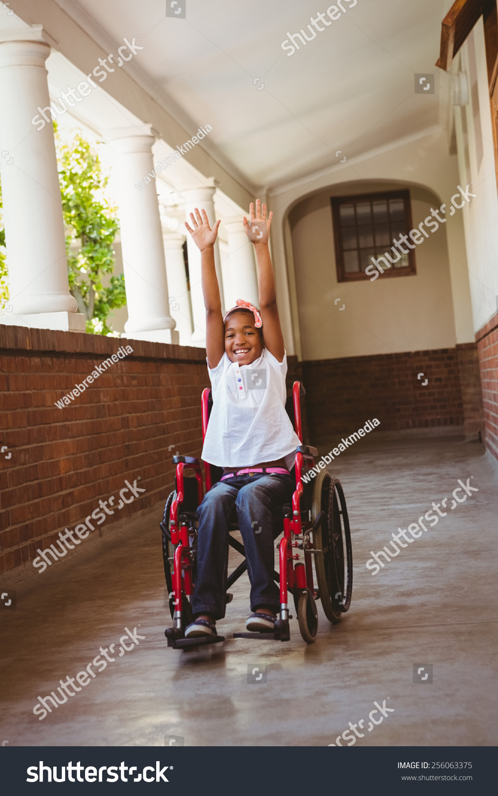 在轮椅的可爱的小女孩在学校走廊-人物,美容/时装服饰-海洛创意(hello