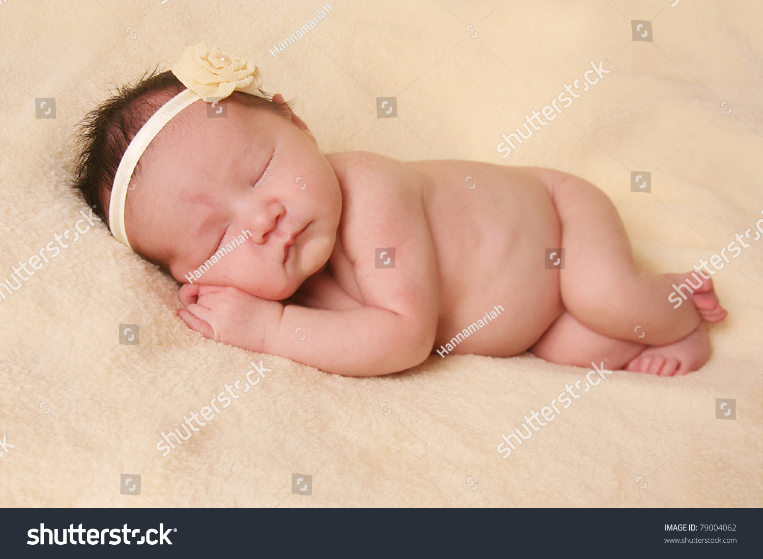 刚出生的小女孩,睡在毯子上